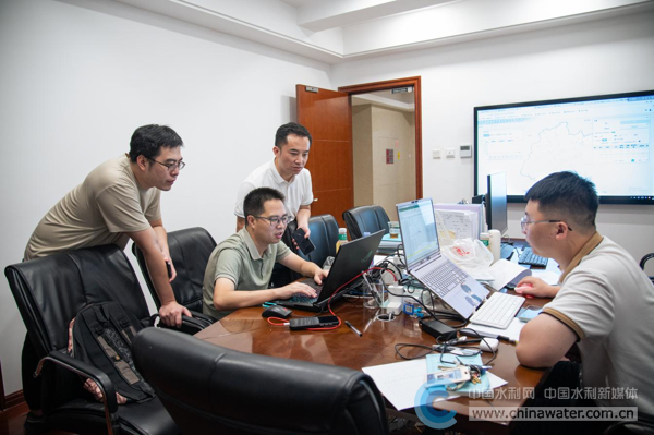 9月23日晚,福建省水利厅水库调度专家室,工作人员通过福建省数字孪生防汛(千库联调)系统,跟踪查看台风“桦加沙”实时雨情、水情。(通讯员 陈美蓉 摄)