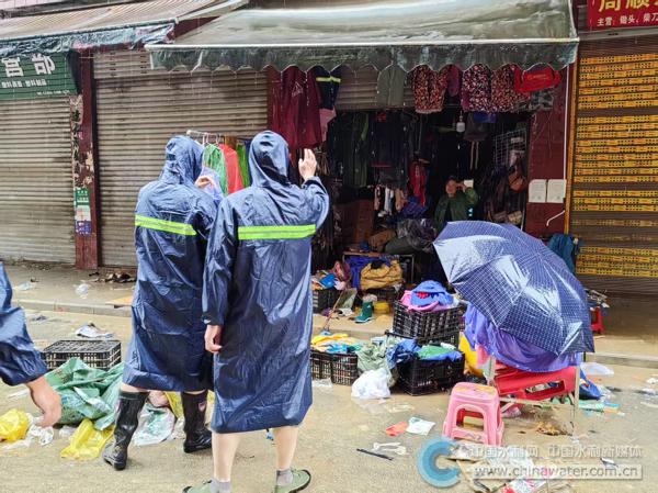 图3:水务局党员干部劝离群众