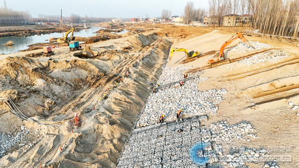 小清河分洪区建设项目施工现场 本报记者 李海川 摄