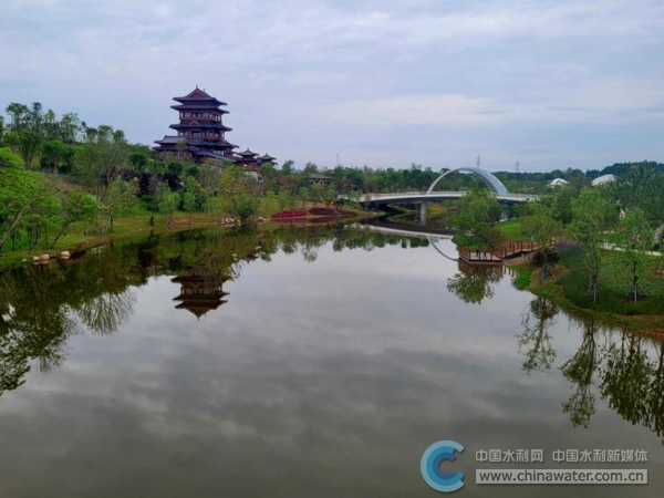 美丽的绛溪河横贯世园会主会场(郭怡 摄)