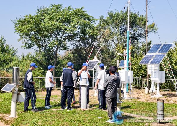 学生在观测场学习水土保持相关知识 金秋玉 摄